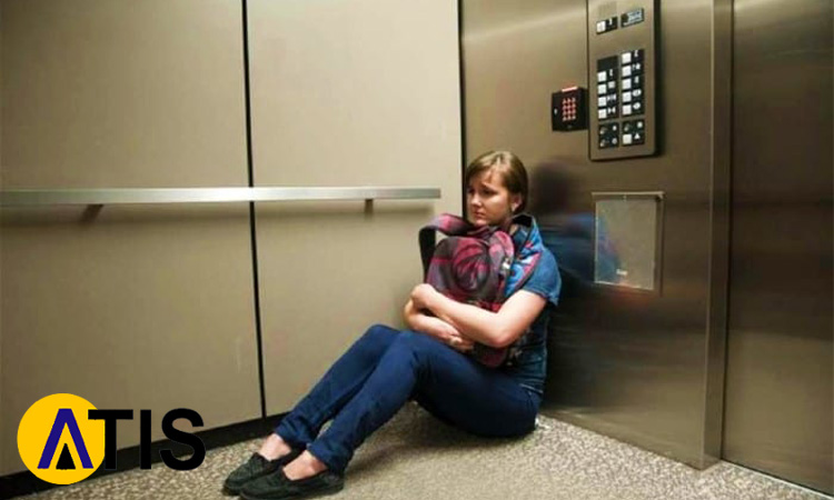 عدم توجه به خرابی آسانسور و گیر کردن